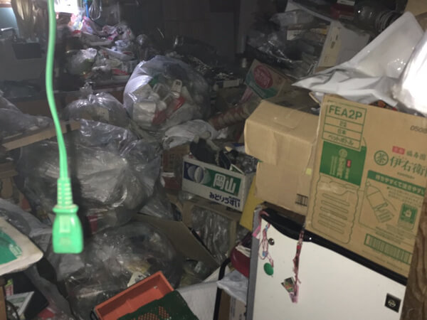 徳島市にて腰の高さまで積もったゴミ屋敷を徹底清掃しました