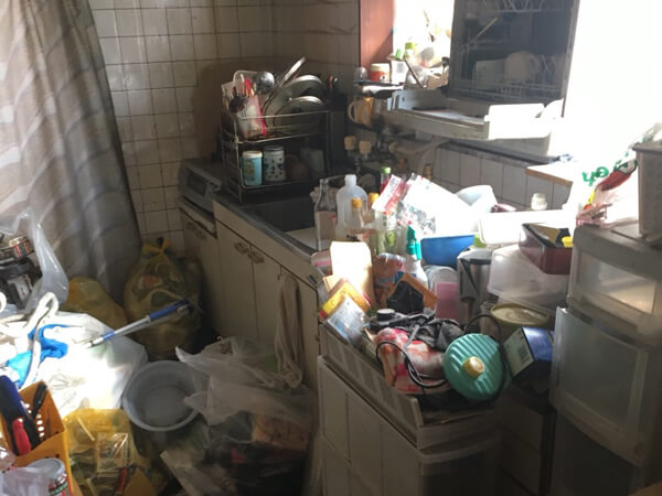 岡山市にて物が溢れる汚部屋片付け作業を行いました